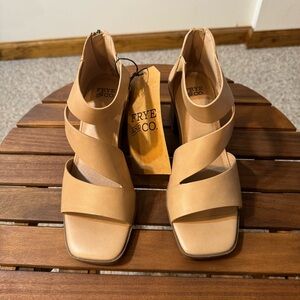 Frye and Co. Roxy Heeled Sandals / Size: 7.5